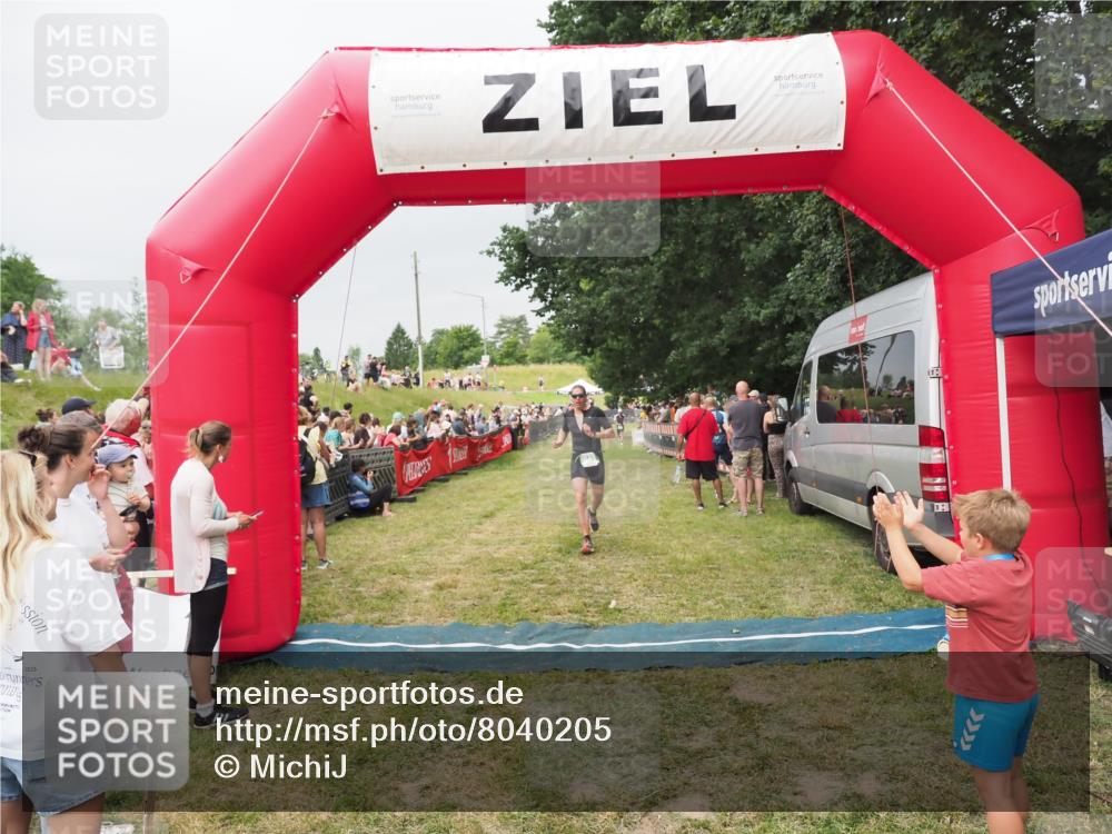 21.06.2025 - 27. Vierlanden-Triathlon MichiJ http://msf.ph/oto/8040205 15.06.2026 13:23:00 Ziel 841 meine-sportfotos.de