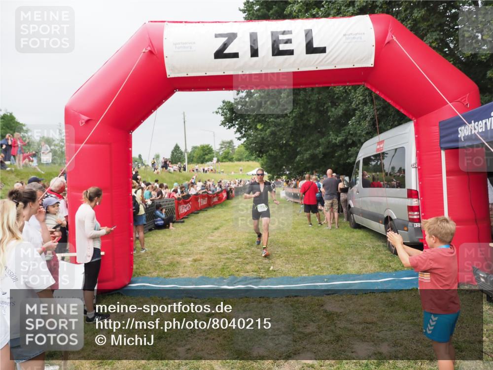 21.06.2025 - 27. Vierlanden-Triathlon MichiJ http://msf.ph/oto/8040215 15.06.2026 13:23:01 Ziel 841 meine-sportfotos.de