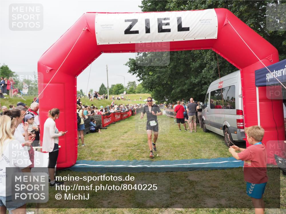 21.06.2025 - 27. Vierlanden-Triathlon MichiJ http://msf.ph/oto/8040225 15.06.2026 13:23:01 Ziel 841 meine-sportfotos.de