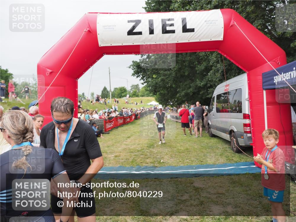 21.06.2025 - 27. Vierlanden-Triathlon MichiJ http://msf.ph/oto/8040229 15.06.2026 13:23:08 Ziel 794, 841 meine-sportfotos.de