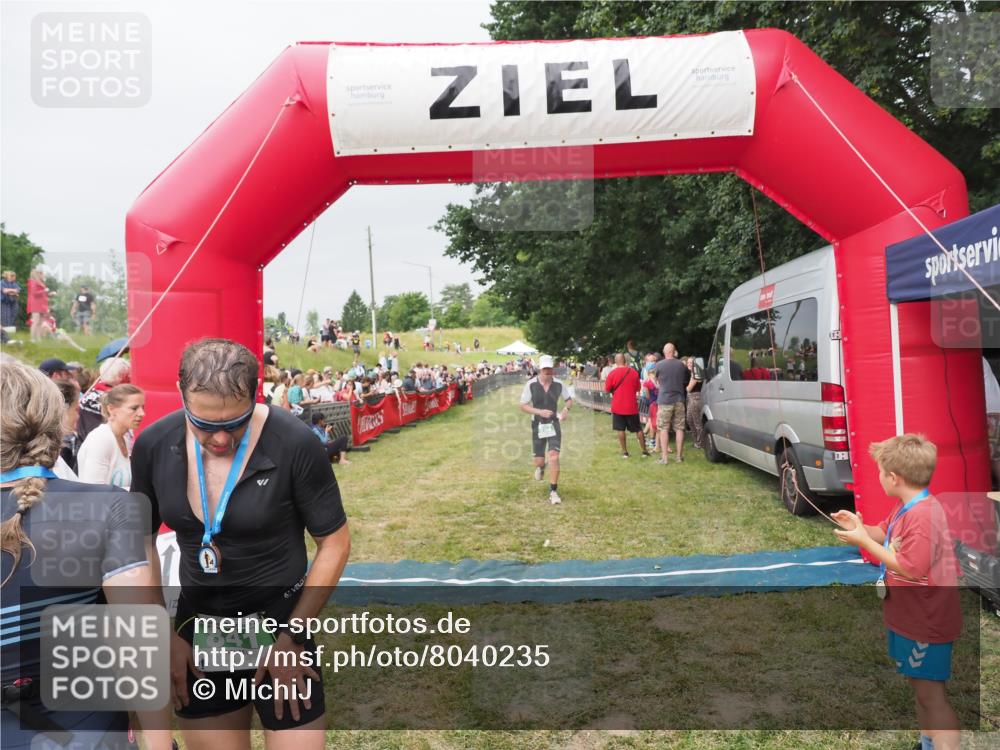 21.06.2025 - 27. Vierlanden-Triathlon MichiJ http://msf.ph/oto/8040235 15.06.2026 13:23:09 Ziel 794 meine-sportfotos.de