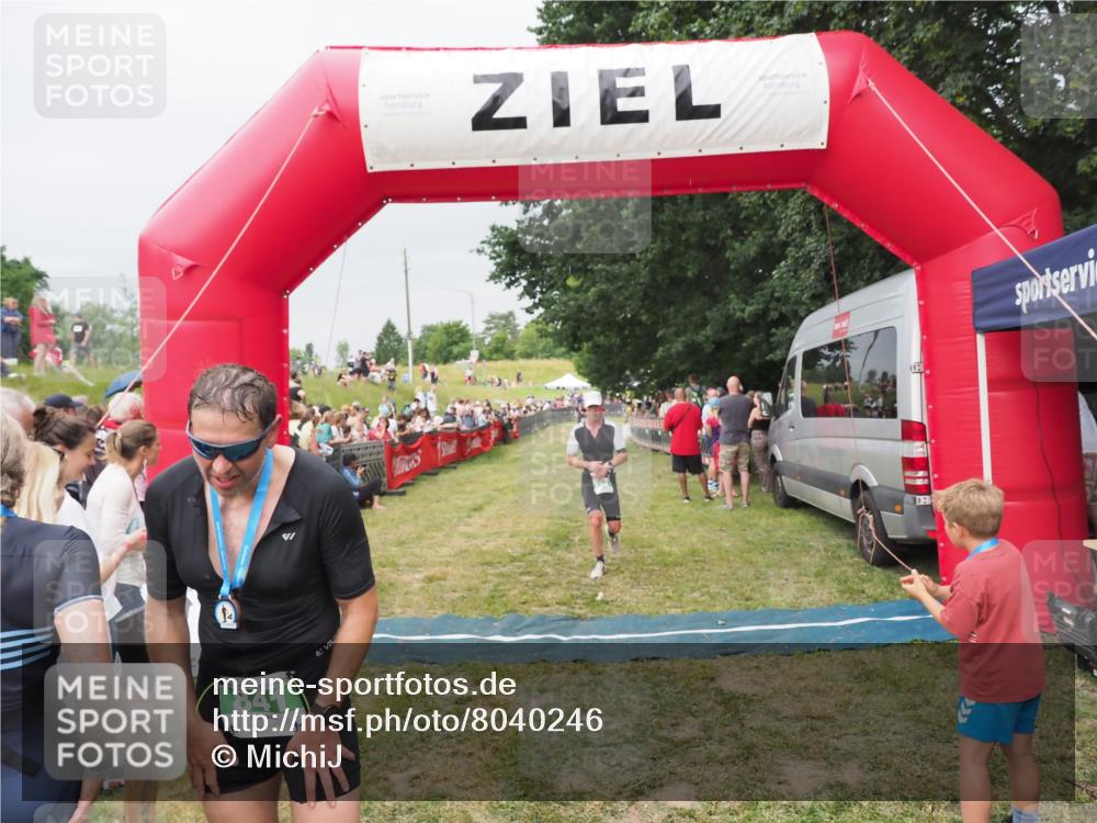 21.06.2025 - 27. Vierlanden-Triathlon MichiJ http://msf.ph/oto/8040246 15.06.2026 13:23:09 Ziel 794 meine-sportfotos.de