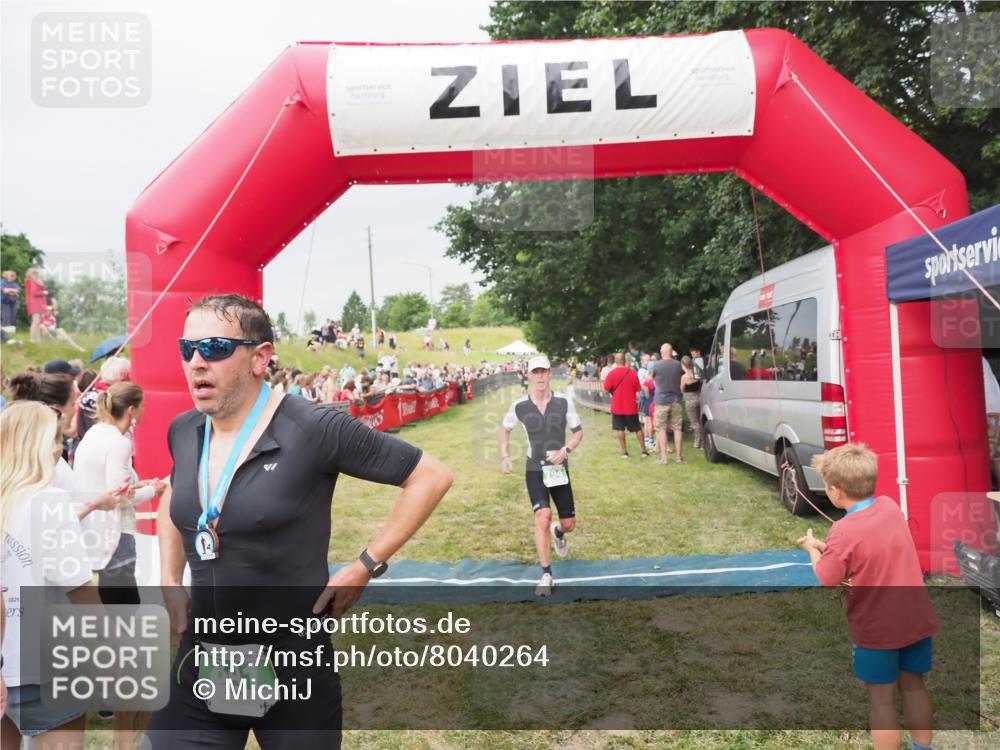 21.06.2025 - 27. Vierlanden-Triathlon MichiJ http://msf.ph/oto/8040264 15.06.2026 13:23:10 Ziel 794 meine-sportfotos.de
