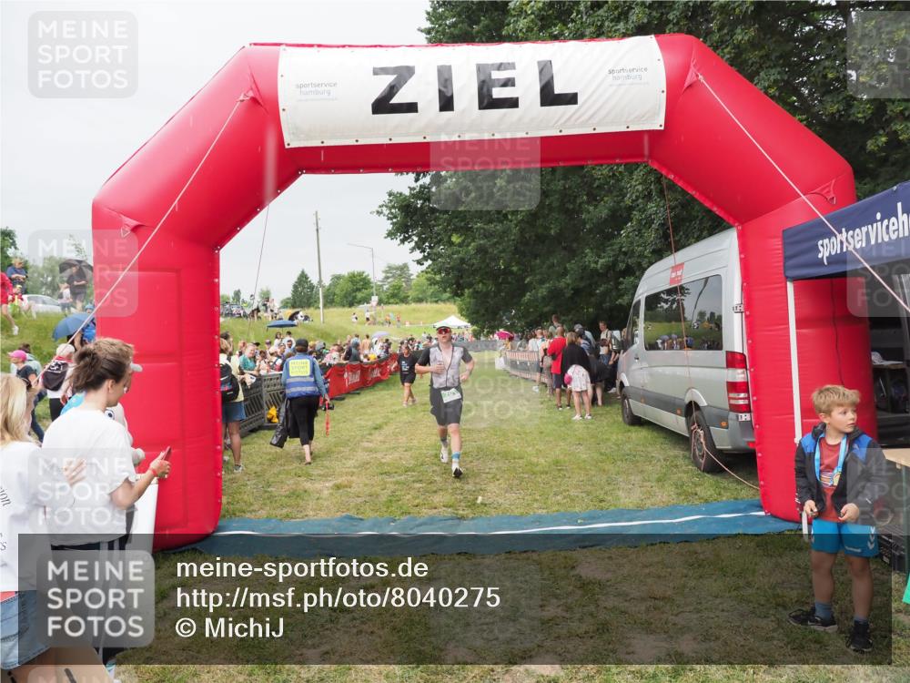21.06.2025 - 27. Vierlanden-Triathlon MichiJ http://msf.ph/oto/8040275 15.06.2026 13:24:08 Ziel 701 meine-sportfotos.de