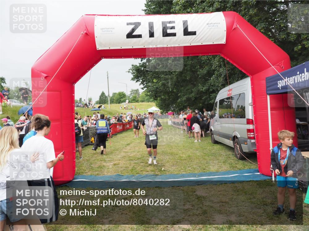 21.06.2025 - 27. Vierlanden-Triathlon MichiJ http://msf.ph/oto/8040282 15.06.2026 13:24:08 Ziel 701 meine-sportfotos.de