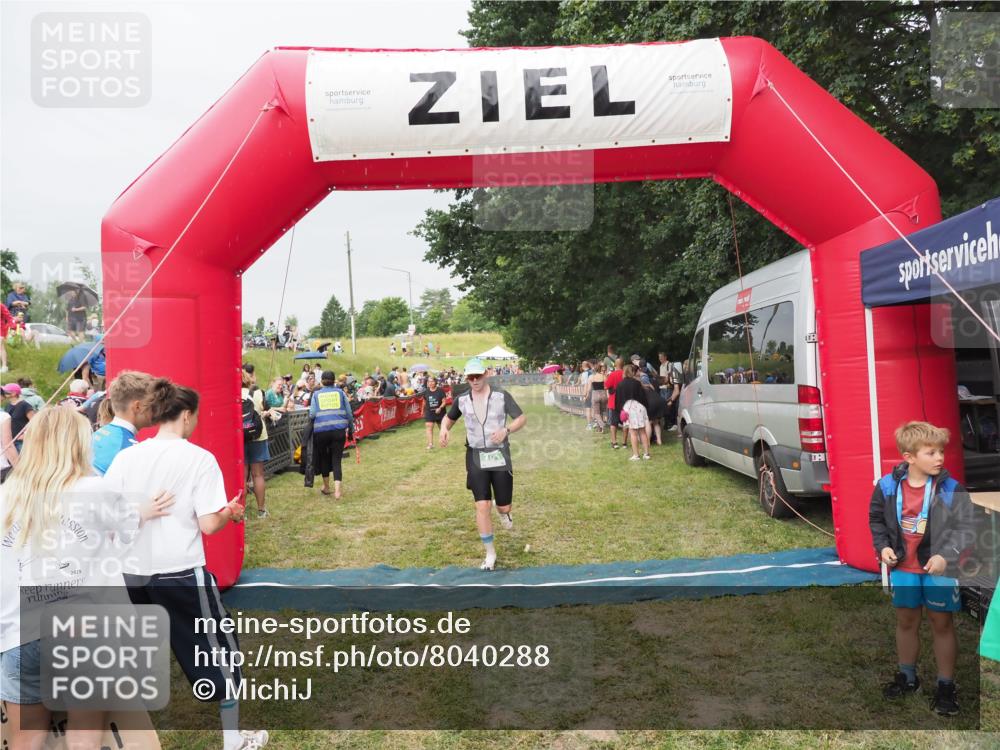 21.06.2025 - 27. Vierlanden-Triathlon MichiJ http://msf.ph/oto/8040288 15.06.2026 13:24:09 Ziel 701 meine-sportfotos.de