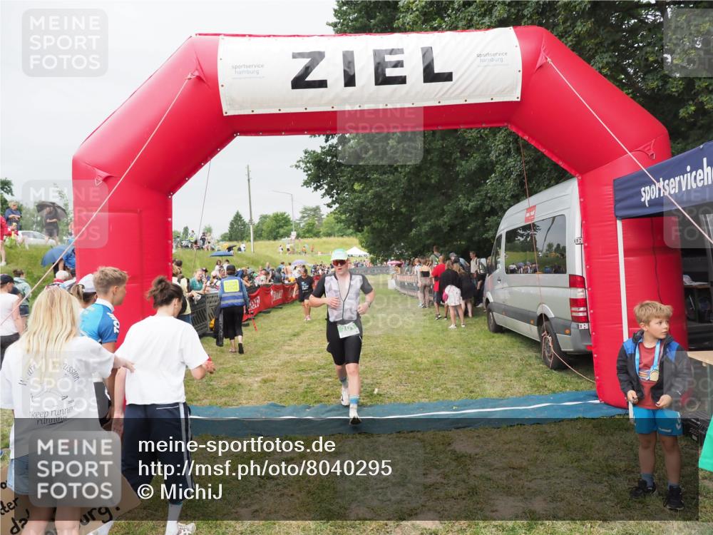 21.06.2025 - 27. Vierlanden-Triathlon MichiJ http://msf.ph/oto/8040295 15.06.2026 13:24:09 Ziel 701 meine-sportfotos.de