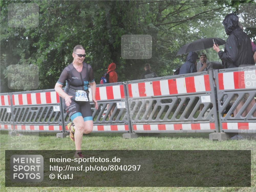 21.06.2025 - 27. Vierlanden-Triathlon KatJ http://msf.ph/oto/8040297 15.06.2025 14:27:22 Ziel 1224, 1239 meine-sportfotos.de