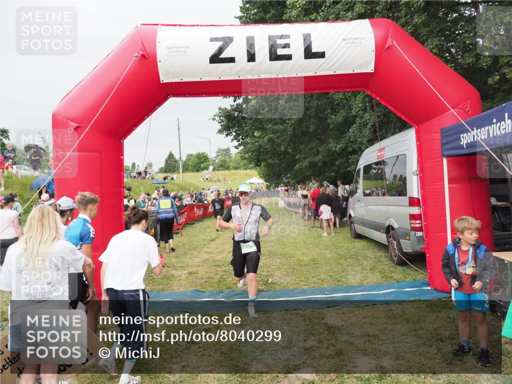 21.06.2025 - 27. Vierlanden-Triathlon MichiJ http://msf.ph/oto/8040299 15.06.2026 13:24:09 Ziel 701 meine-sportfotos.de