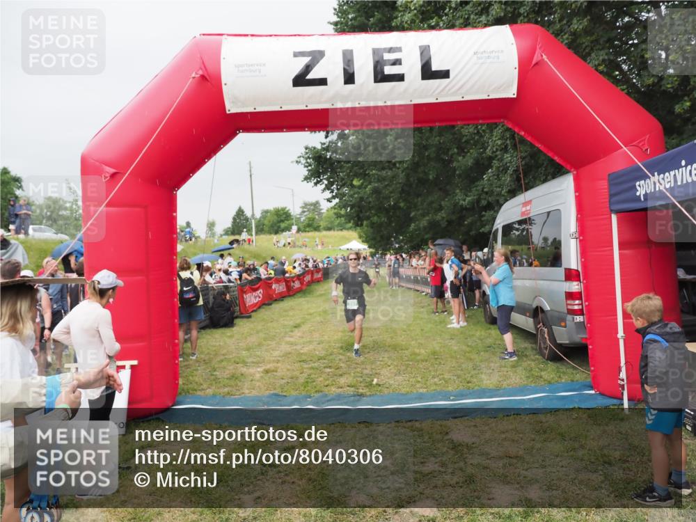 21.06.2025 - 27. Vierlanden-Triathlon MichiJ http://msf.ph/oto/8040306 15.06.2026 13:24:32 Ziel 747 meine-sportfotos.de