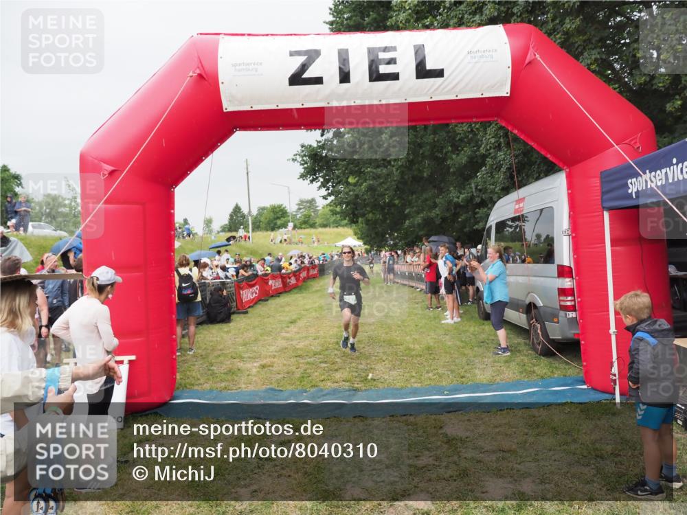 21.06.2025 - 27. Vierlanden-Triathlon MichiJ http://msf.ph/oto/8040310 15.06.2026 13:24:33 Ziel 747 meine-sportfotos.de