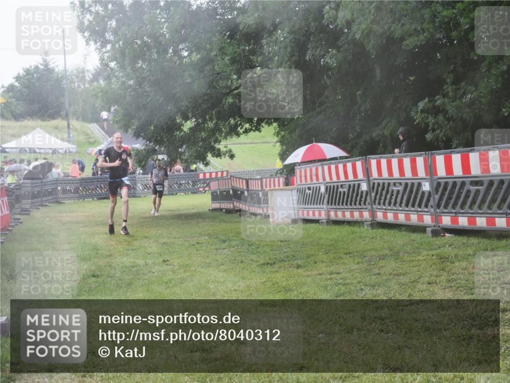 21.06.2025 - 27. Vierlanden-Triathlon KatJ http://msf.ph/oto/8040312 15.06.2025 14:27:26 Ziel 1239, 1299 meine-sportfotos.de