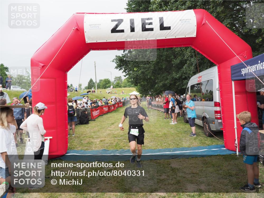21.06.2025 - 27. Vierlanden-Triathlon MichiJ http://msf.ph/oto/8040331 15.06.2026 13:24:33 Ziel 747 meine-sportfotos.de