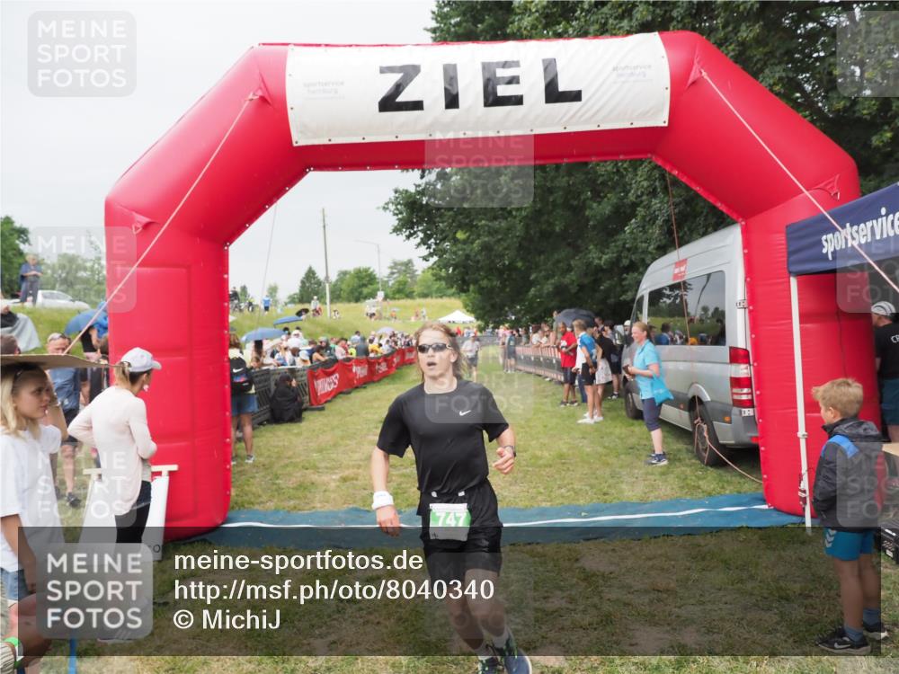 21.06.2025 - 27. Vierlanden-Triathlon MichiJ http://msf.ph/oto/8040340 15.06.2026 13:24:34 Ziel 747, 846 meine-sportfotos.de