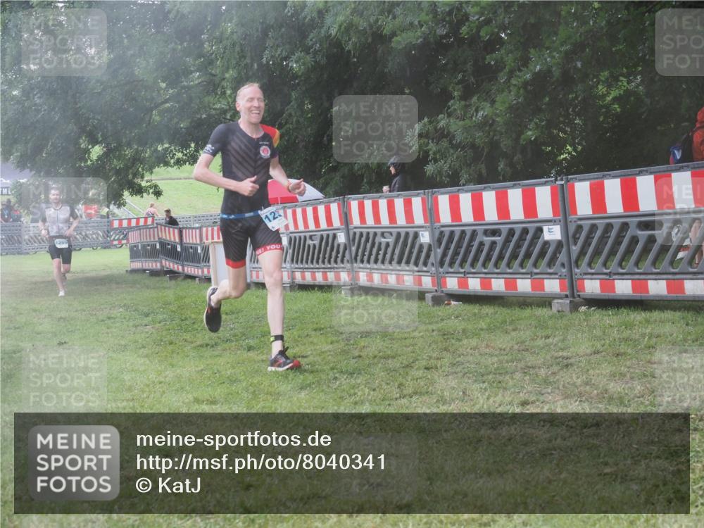 21.06.2025 - 27. Vierlanden-Triathlon KatJ http://msf.ph/oto/8040341 15.06.2025 14:27:28 Ziel 1239, 1299 meine-sportfotos.de