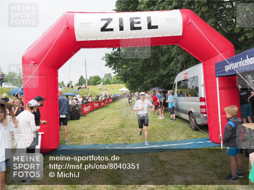 21.06.2025 - 27. Vierlanden-Triathlon MichiJ http://msf.ph/oto/8040351 15.06.2026 13:24:38 Ziel 636, 747, 846 meine-sportfotos.de