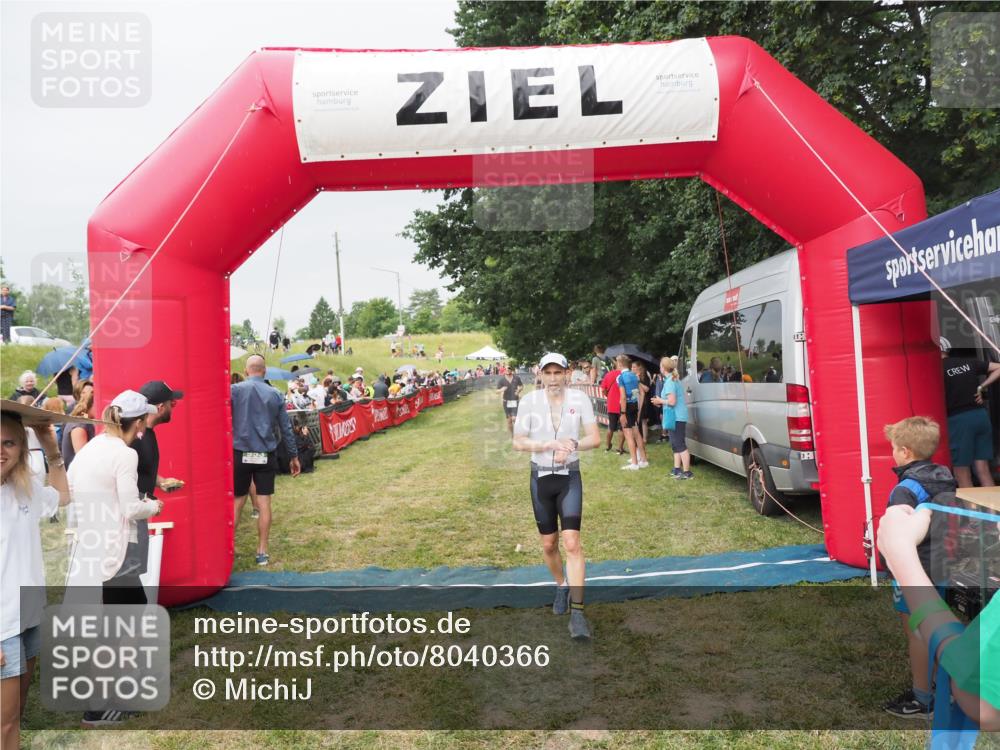 21.06.2025 - 27. Vierlanden-Triathlon MichiJ http://msf.ph/oto/8040366 15.06.2026 13:24:39 Ziel 636, 747, 846 meine-sportfotos.de