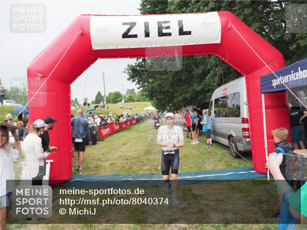 21.06.2025 - 27. Vierlanden-Triathlon MichiJ http://msf.ph/oto/8040374 15.06.2026 13:24:39 Ziel 636, 747, 846 meine-sportfotos.de