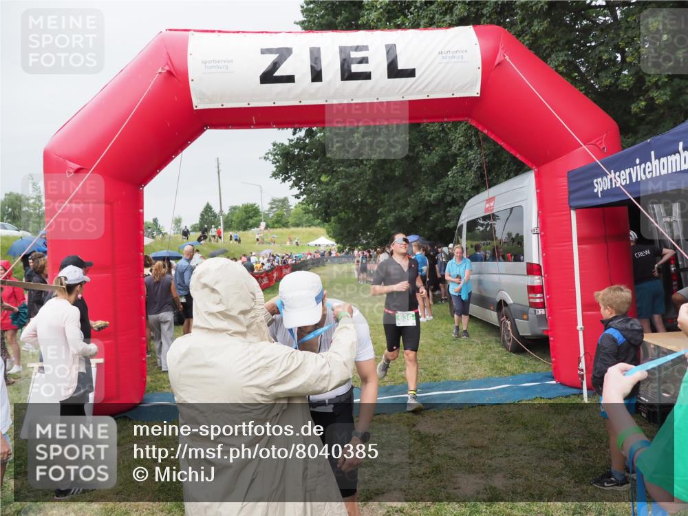 21.06.2025 - 27. Vierlanden-Triathlon MichiJ http://msf.ph/oto/8040385 15.06.2026 13:24:42 Ziel 636, 846 meine-sportfotos.de