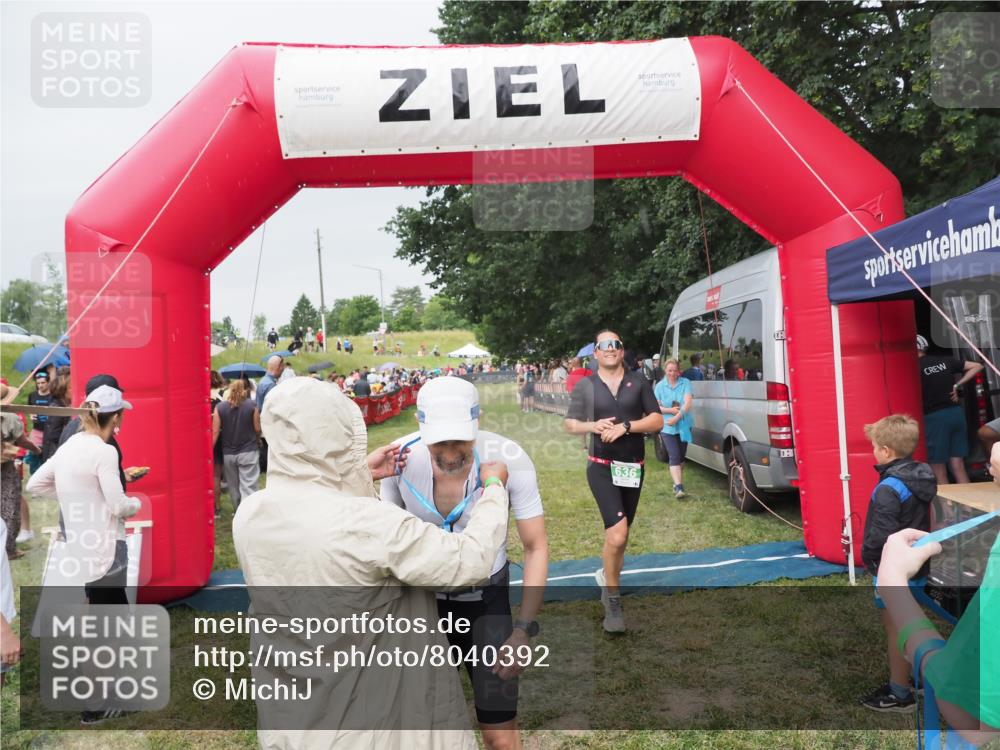 21.06.2025 - 27. Vierlanden-Triathlon MichiJ http://msf.ph/oto/8040392 15.06.2026 13:24:42 Ziel 636, 846 meine-sportfotos.de