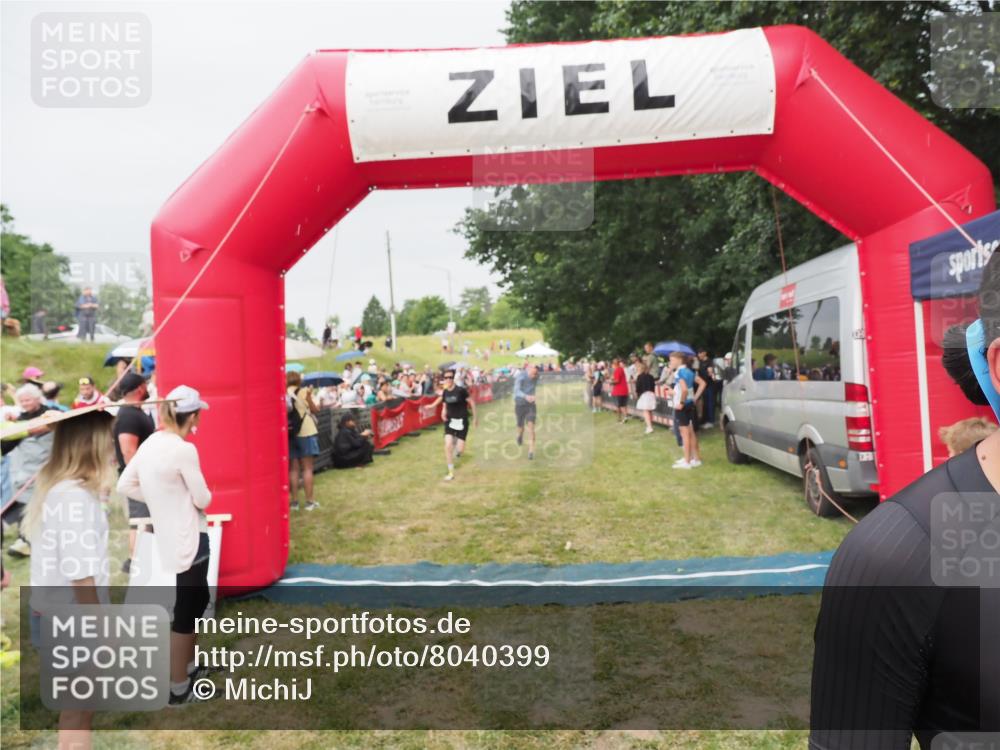 21.06.2025 - 27. Vierlanden-Triathlon MichiJ http://msf.ph/oto/8040399 15.06.2026 13:24:51 Ziel 953 meine-sportfotos.de