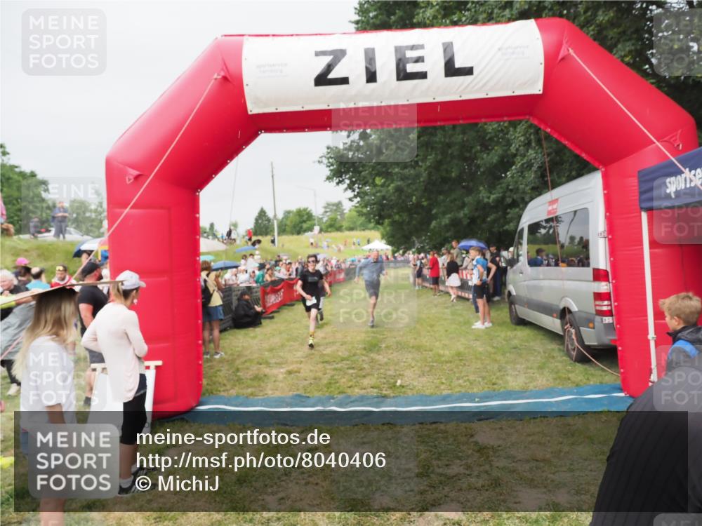 21.06.2025 - 27. Vierlanden-Triathlon MichiJ http://msf.ph/oto/8040406 15.06.2026 13:24:51 Ziel 953 meine-sportfotos.de