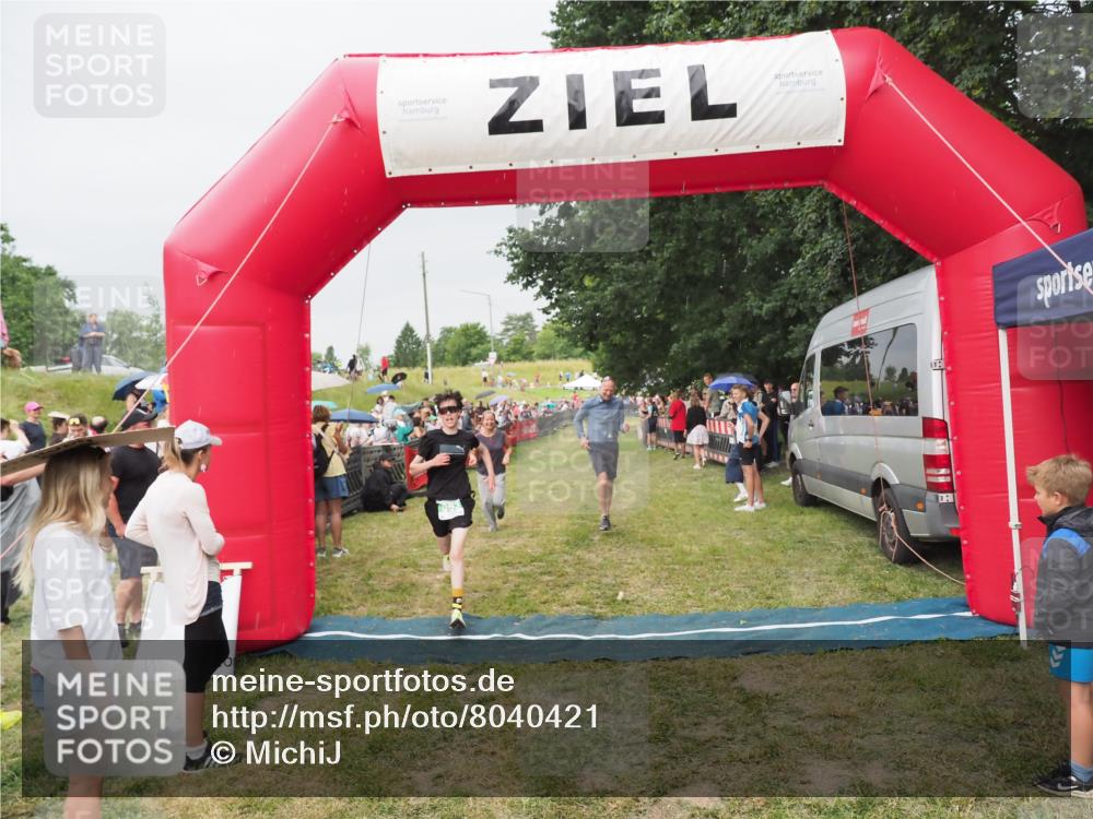 21.06.2025 - 27. Vierlanden-Triathlon MichiJ http://msf.ph/oto/8040421 15.06.2026 13:24:52 Ziel 953 meine-sportfotos.de