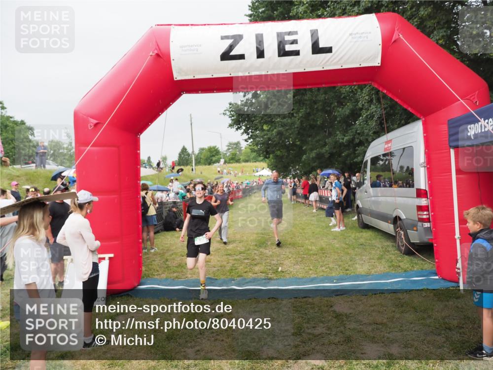 21.06.2025 - 27. Vierlanden-Triathlon MichiJ http://msf.ph/oto/8040425 15.06.2026 13:24:52 Ziel 953 meine-sportfotos.de