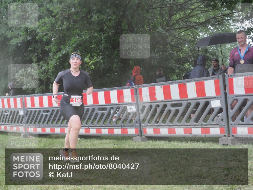 21.06.2025 - 27. Vierlanden-Triathlon KatJ http://msf.ph/oto/8040427 15.06.2025 14:27:39 Ziel 199, 1314 meine-sportfotos.de
