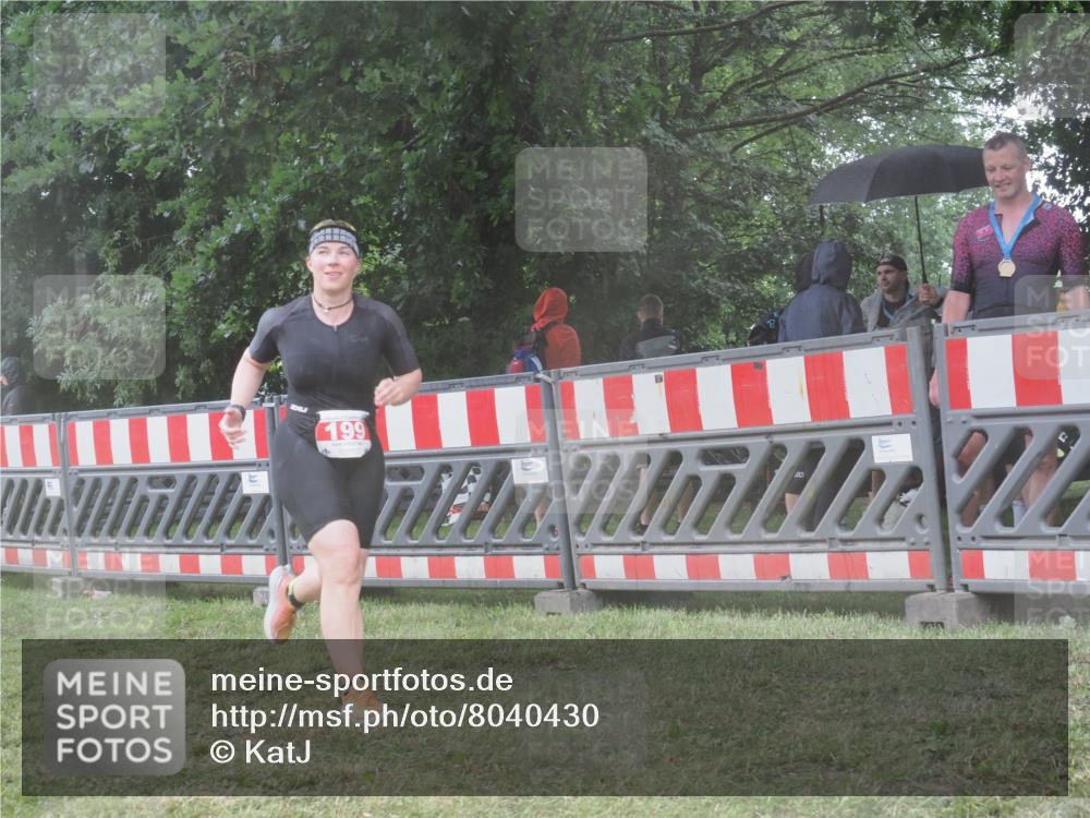 21.06.2025 - 27. Vierlanden-Triathlon KatJ http://msf.ph/oto/8040430 15.06.2025 14:27:40 Ziel 199, 1314 meine-sportfotos.de