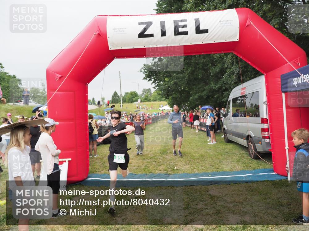 21.06.2025 - 27. Vierlanden-Triathlon MichiJ http://msf.ph/oto/8040432 15.06.2026 13:24:52 Ziel 953 meine-sportfotos.de
