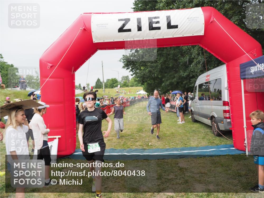 21.06.2025 - 27. Vierlanden-Triathlon MichiJ http://msf.ph/oto/8040438 15.06.2026 13:24:52 Ziel 953 meine-sportfotos.de