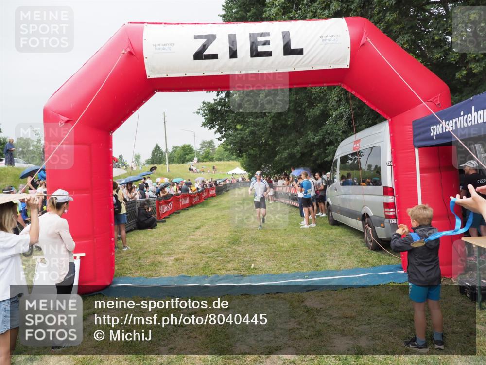21.06.2025 - 27. Vierlanden-Triathlon MichiJ http://msf.ph/oto/8040445 15.06.2026 13:25:06 Ziel 766 meine-sportfotos.de