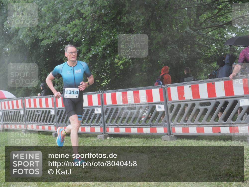 21.06.2025 - 27. Vierlanden-Triathlon KatJ http://msf.ph/oto/8040458 15.06.2025 14:27:44 Ziel 1314 meine-sportfotos.de
