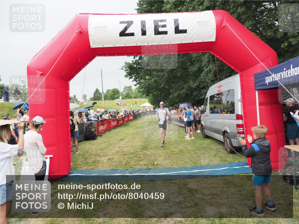 21.06.2025 - 27. Vierlanden-Triathlon MichiJ http://msf.ph/oto/8040459 15.06.2026 13:25:06 Ziel 766 meine-sportfotos.de
