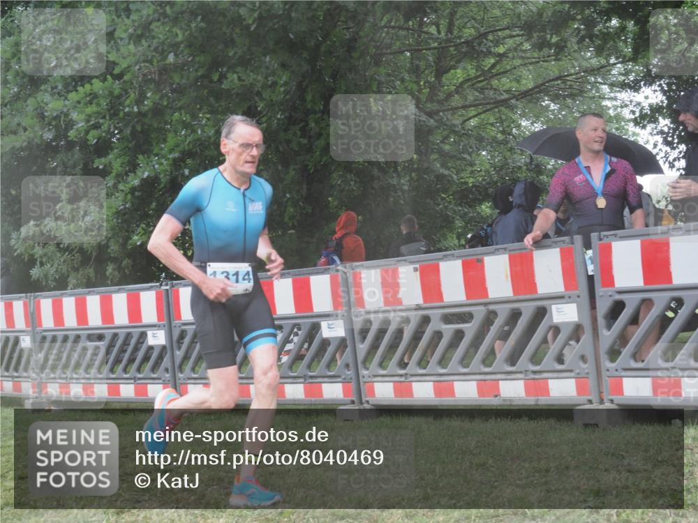 21.06.2025 - 27. Vierlanden-Triathlon KatJ http://msf.ph/oto/8040469 15.06.2025 14:27:44 Ziel 1314 meine-sportfotos.de