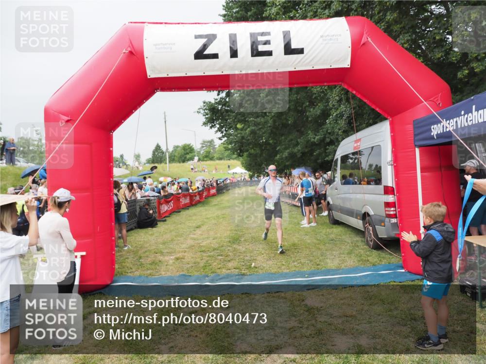 21.06.2025 - 27. Vierlanden-Triathlon MichiJ http://msf.ph/oto/8040473 15.06.2026 13:25:07 Ziel 766 meine-sportfotos.de