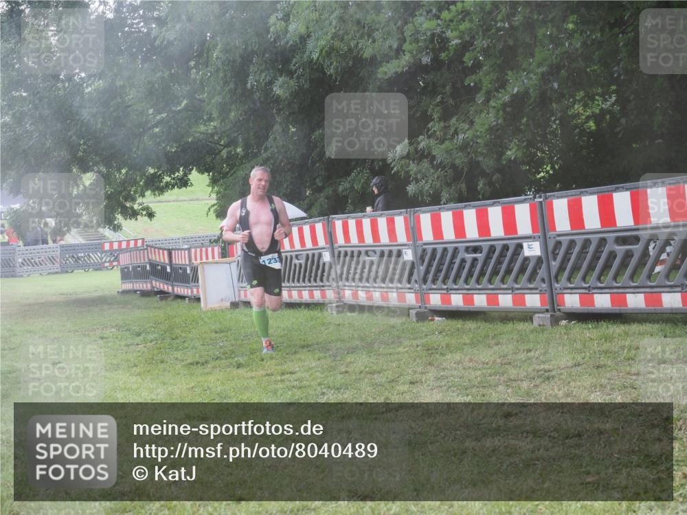 21.06.2025 - 27. Vierlanden-Triathlon KatJ http://msf.ph/oto/8040489 15.06.2025 14:27:57 Ziel 1233 meine-sportfotos.de