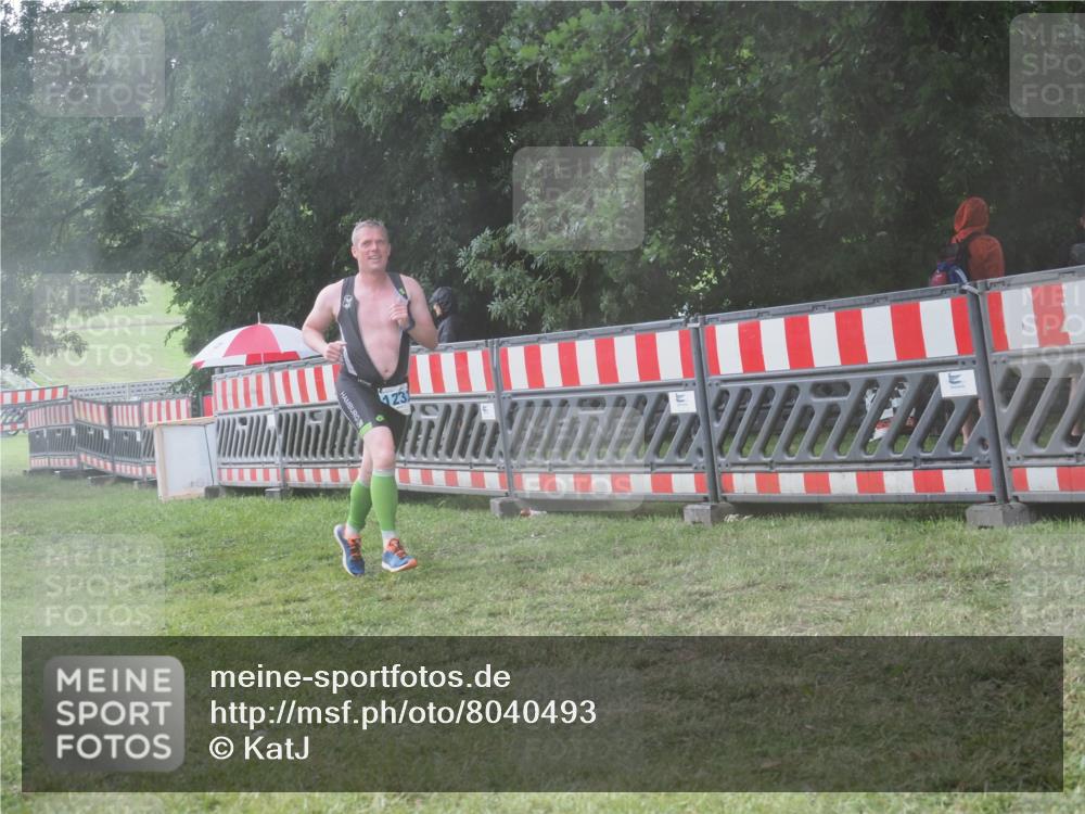 21.06.2025 - 27. Vierlanden-Triathlon KatJ http://msf.ph/oto/8040493 15.06.2025 14:27:57 Ziel 1233 meine-sportfotos.de