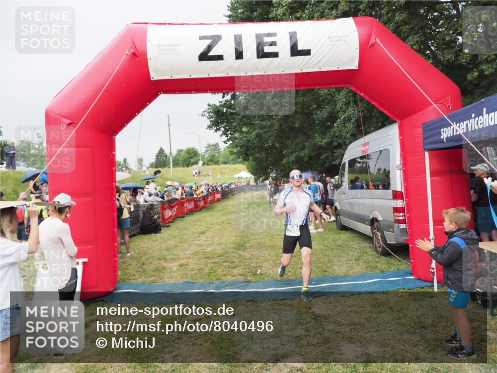 21.06.2025 - 27. Vierlanden-Triathlon MichiJ http://msf.ph/oto/8040496 15.06.2026 13:25:07 Ziel 766 meine-sportfotos.de