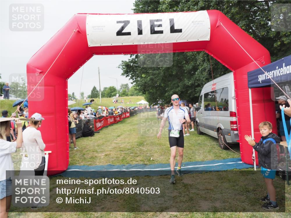 21.06.2025 - 27. Vierlanden-Triathlon MichiJ http://msf.ph/oto/8040503 15.06.2026 13:25:08 Ziel 766 meine-sportfotos.de