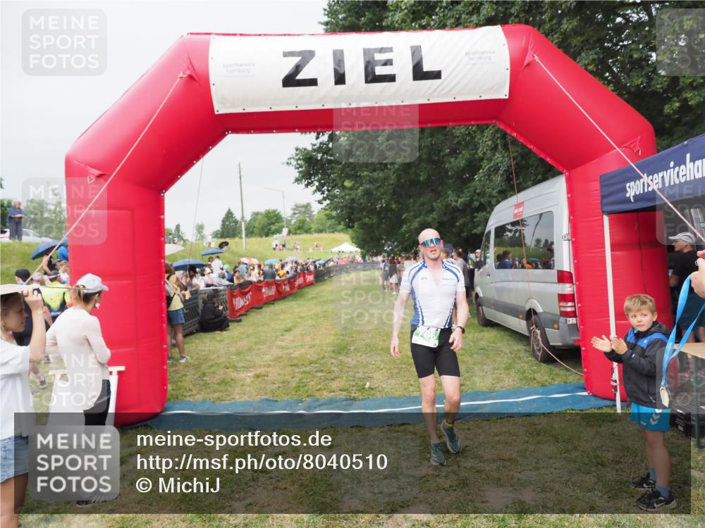 21.06.2025 - 27. Vierlanden-Triathlon MichiJ http://msf.ph/oto/8040510 15.06.2026 13:25:08 Ziel 766 meine-sportfotos.de