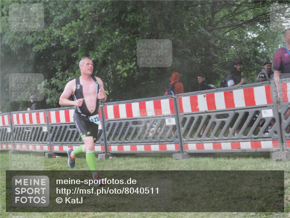 21.06.2025 - 27. Vierlanden-Triathlon KatJ http://msf.ph/oto/8040511 15.06.2025 14:27:58 Ziel 1233 meine-sportfotos.de