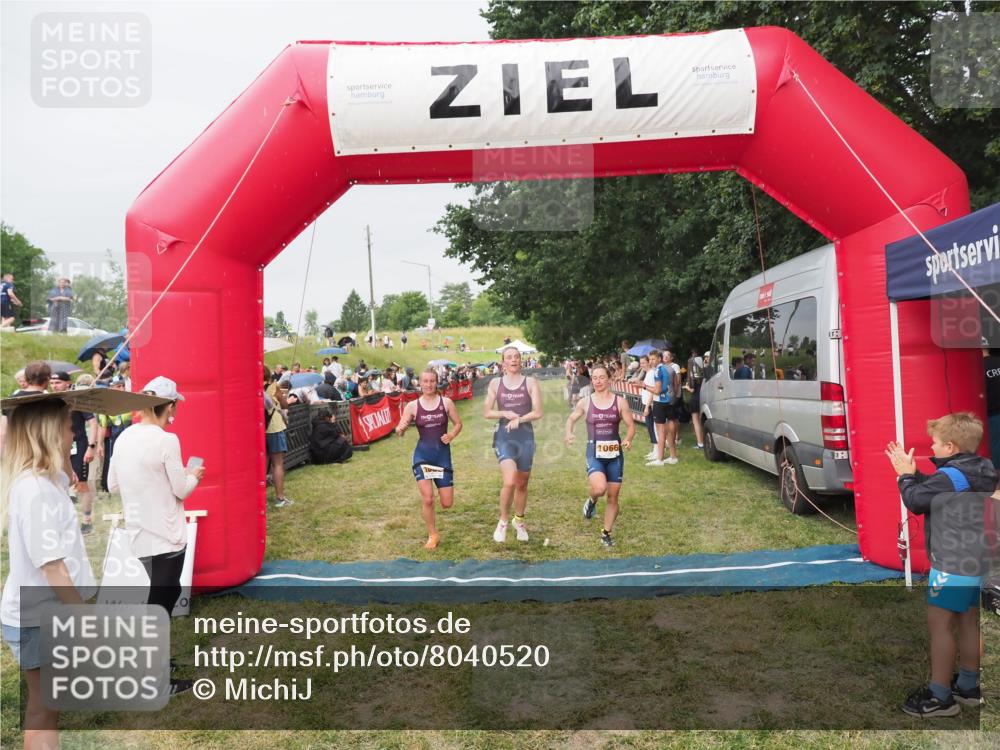 21.06.2025 - 27. Vierlanden-Triathlon MichiJ http://msf.ph/oto/8040520 15.06.2026 13:25:20 Ziel 1065, 1066, 1067 meine-sportfotos.de