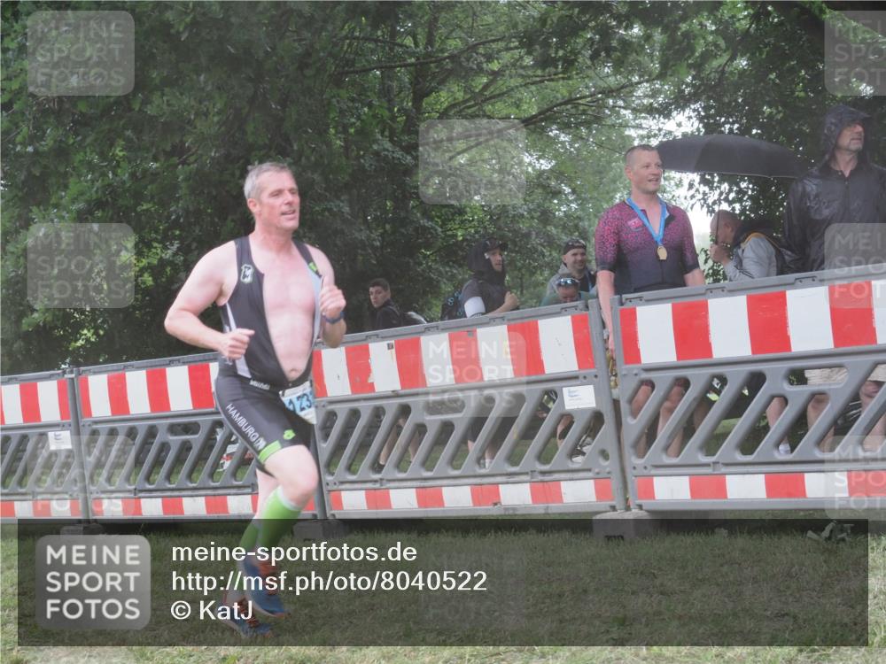 21.06.2025 - 27. Vierlanden-Triathlon KatJ http://msf.ph/oto/8040522 15.06.2025 14:27:59 Ziel 1233 meine-sportfotos.de
