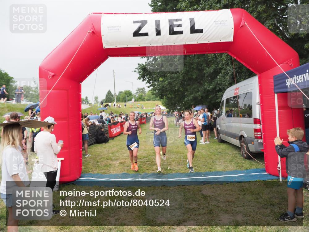 21.06.2025 - 27. Vierlanden-Triathlon MichiJ http://msf.ph/oto/8040524 15.06.2026 13:25:20 Ziel 1065, 1066, 1067 meine-sportfotos.de