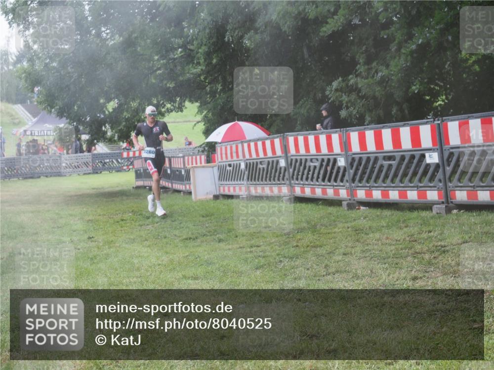 21.06.2025 - 27. Vierlanden-Triathlon KatJ http://msf.ph/oto/8040525 15.06.2025 14:28:09 Ziel 1260 meine-sportfotos.de