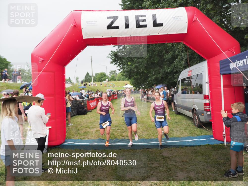 21.06.2025 - 27. Vierlanden-Triathlon MichiJ http://msf.ph/oto/8040530 15.06.2026 13:25:20 Ziel 1065, 1066, 1067 meine-sportfotos.de