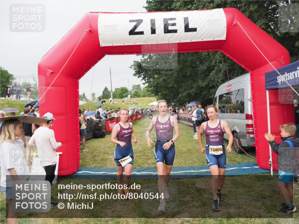 21.06.2025 - 27. Vierlanden-Triathlon MichiJ http://msf.ph/oto/8040544 15.06.2026 13:25:21 Ziel 1065, 1066, 1067 meine-sportfotos.de