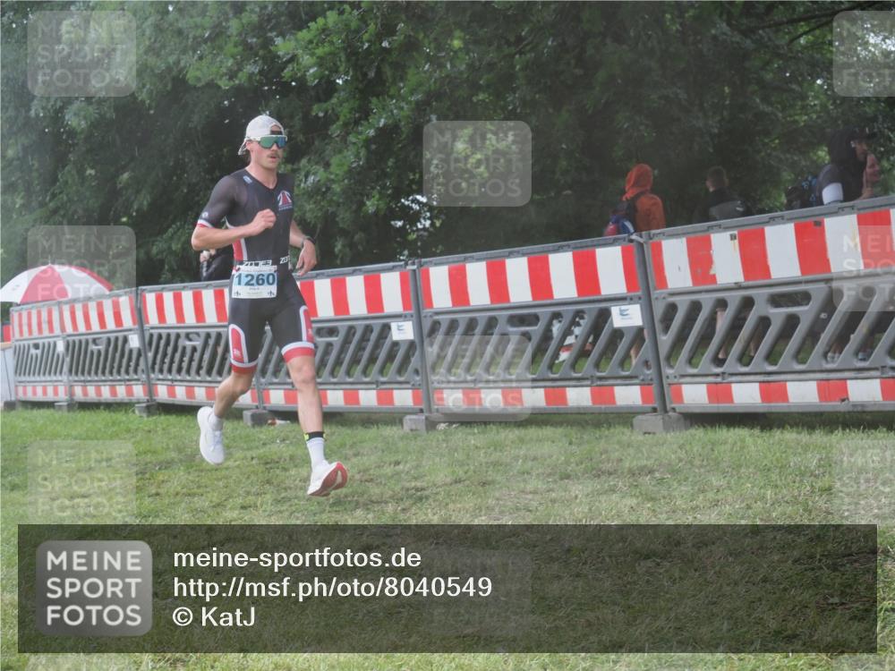 21.06.2025 - 27. Vierlanden-Triathlon KatJ http://msf.ph/oto/8040549 15.06.2025 14:28:11 Ziel 1260 meine-sportfotos.de